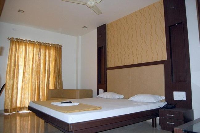Hotel Sangram Palace Shirur Eksteriør billede